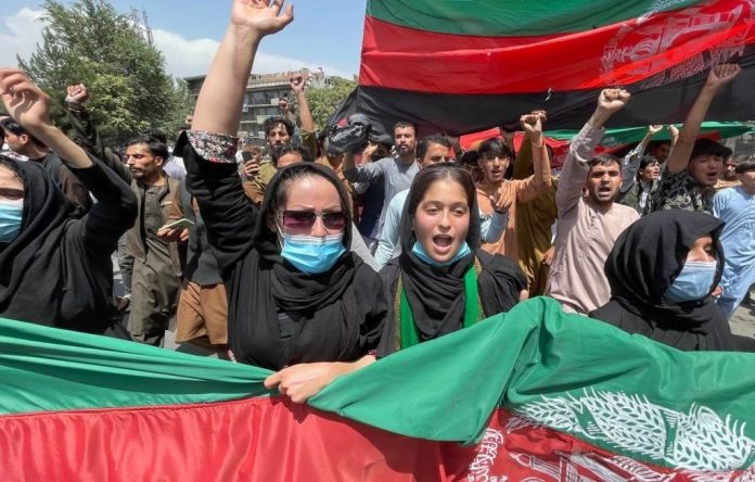 210820 Afghanistan - proteste - bandiera