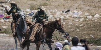 210922 Usa - migranti - Haiti - polizia a cavallo