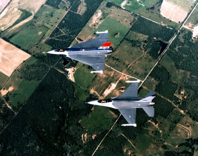 230201 Ucraina - F-16_and_F-16XL_aerial_top_down_view