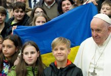 230319 Ucraina - papa - bambini ucraini