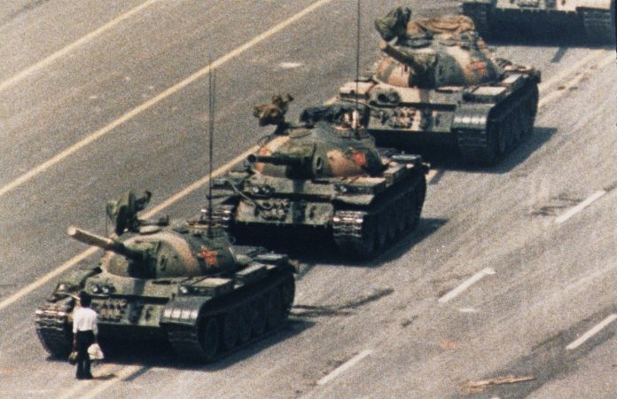 230604 Cina - anniversario - piazza Tienanmen - Rivoltoso solitario